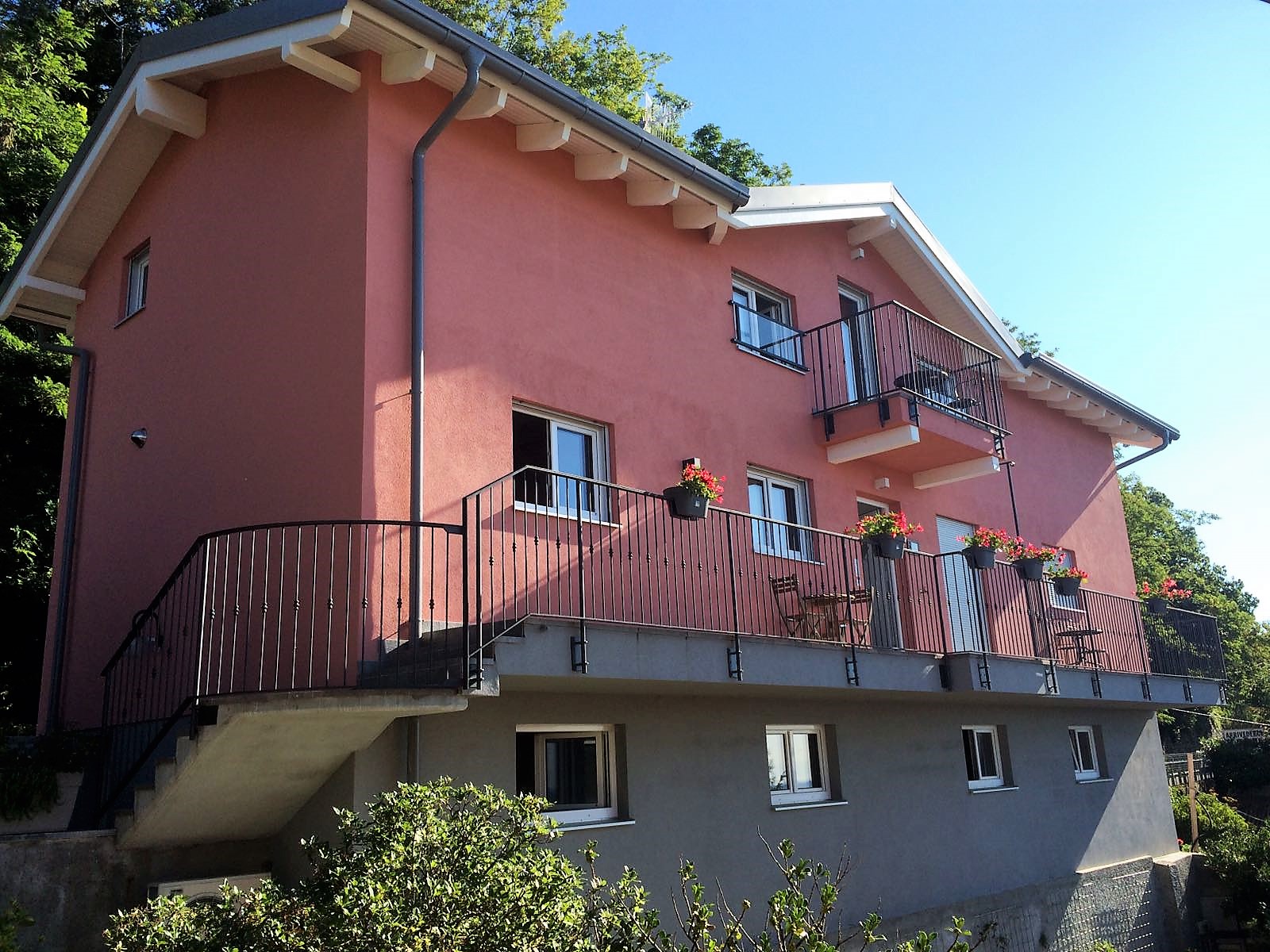 L'esterno di Villa al Sole con i balconi fioriti