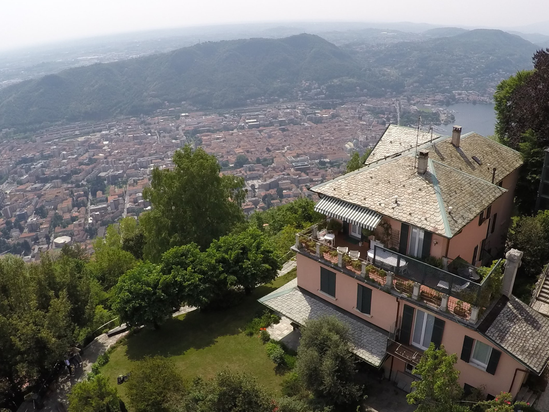 La Villa al Sole vista dall'alto, sopra Como e il lago