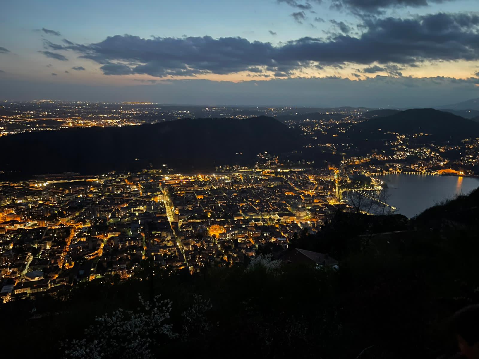 Como e il lago illuminati di notte visti dalla villa